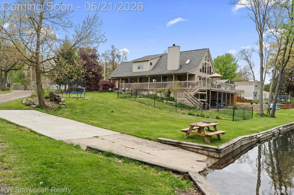 9650 Montgold Avenue White Lake Charter Township MI 48386