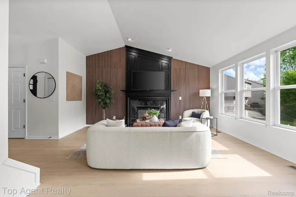 907 Deer Valley Road Holly Township MI 48442