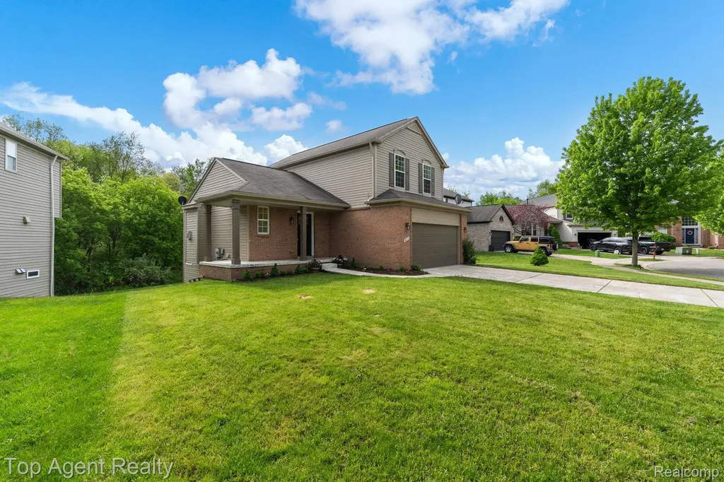 907 Deer Valley Road Holly Township MI 48442