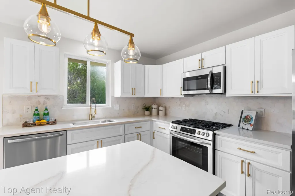 907 Deer Valley Road Holly Township MI 48442