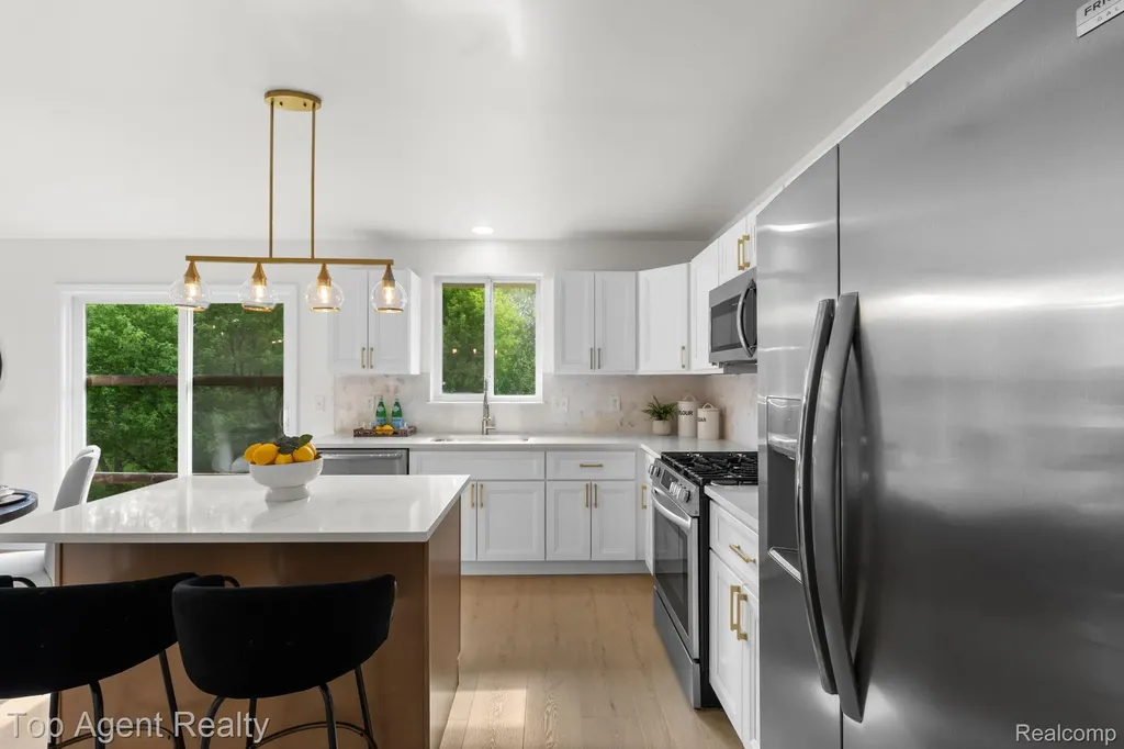 907 Deer Valley Road Holly Township MI 48442
