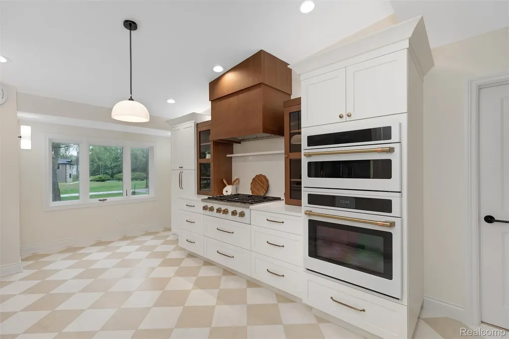 30360 Kincardine Road Franklin Village MI 48025