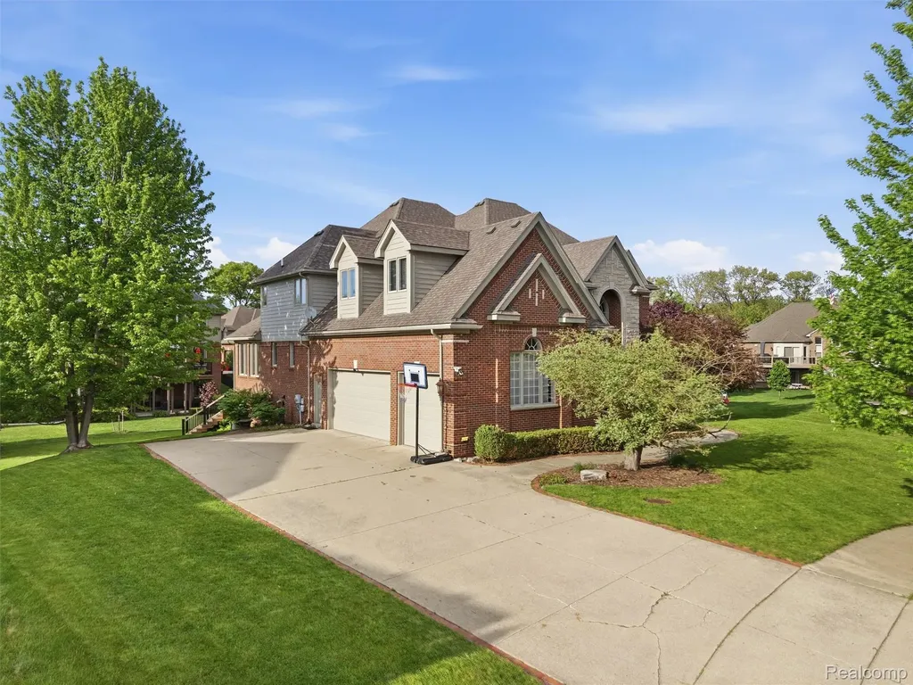 7305 Acadia Court Washington Township MI 48095