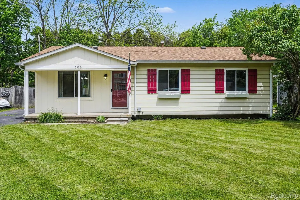 606 Hickory Street Fenton City MI 48430
