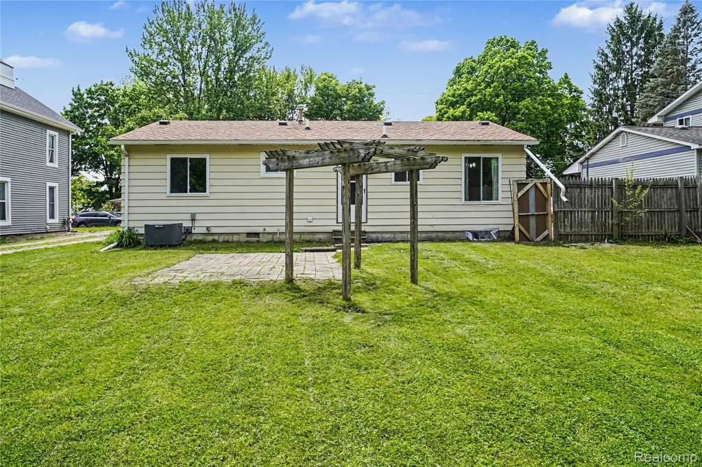 606 Hickory Street Fenton City MI 48430