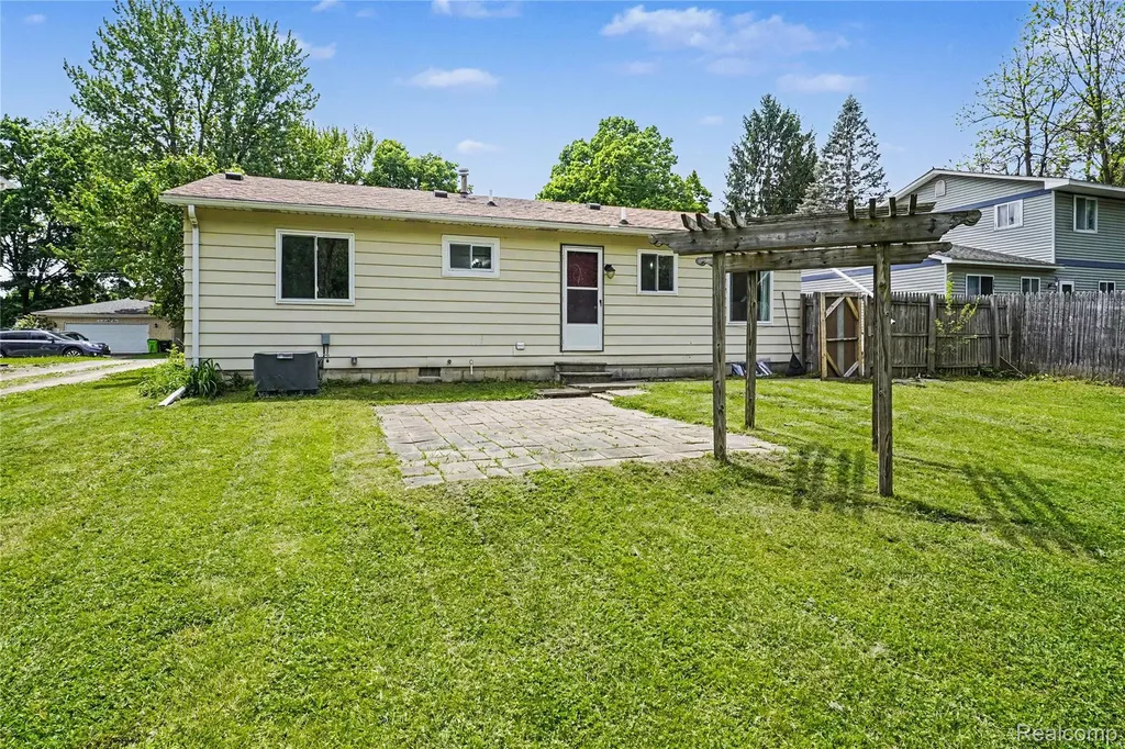 606 Hickory Street Fenton City MI 48430