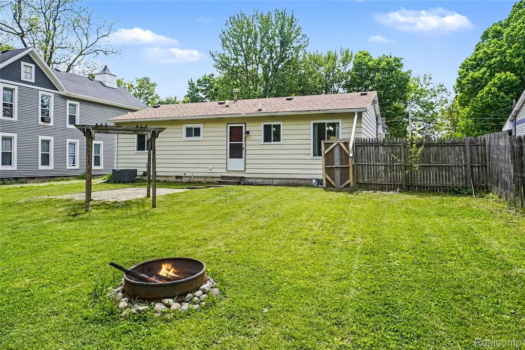 606 Hickory Street Fenton City MI 48430