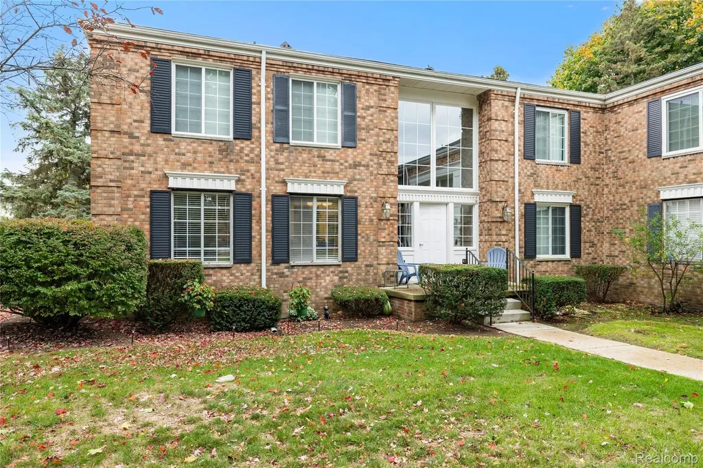 635 E Fox Hills Drive Bloomfield Hills City MI 48304
