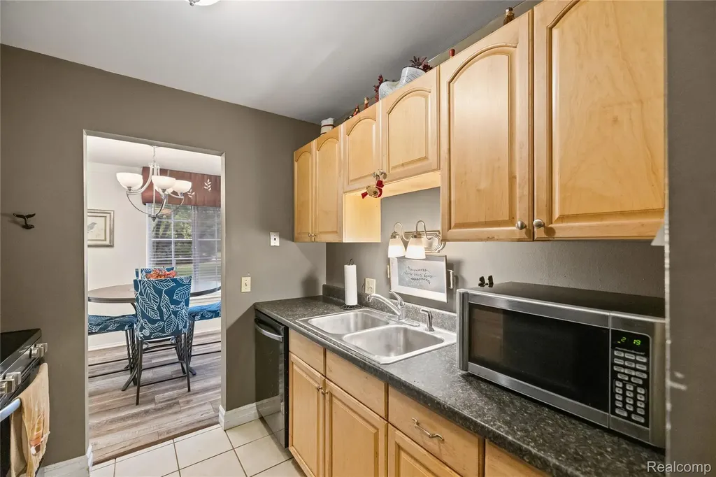 635 E Fox Hills Drive Bloomfield Hills City MI 48304