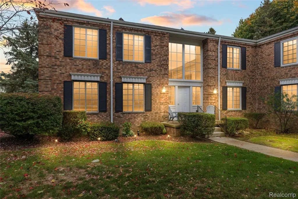 635 E Fox Hills Drive Bloomfield Hills City MI 48304