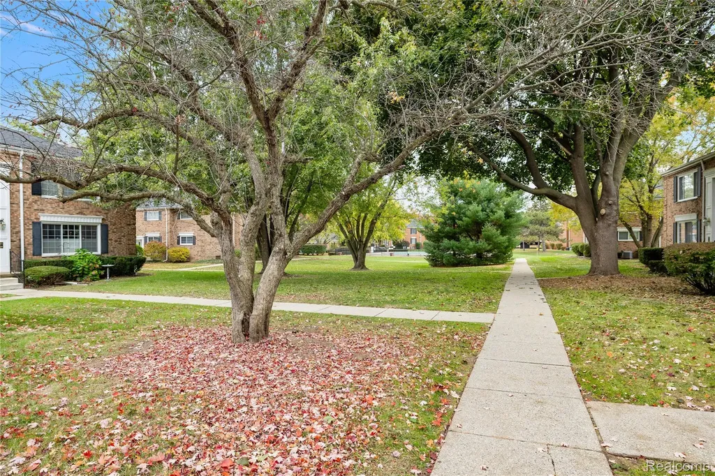 635 E Fox Hills Drive Bloomfield Hills City MI 48304