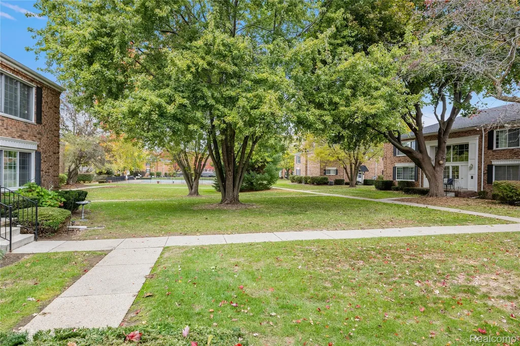 635 E Fox Hills Drive Bloomfield Hills City MI 48304