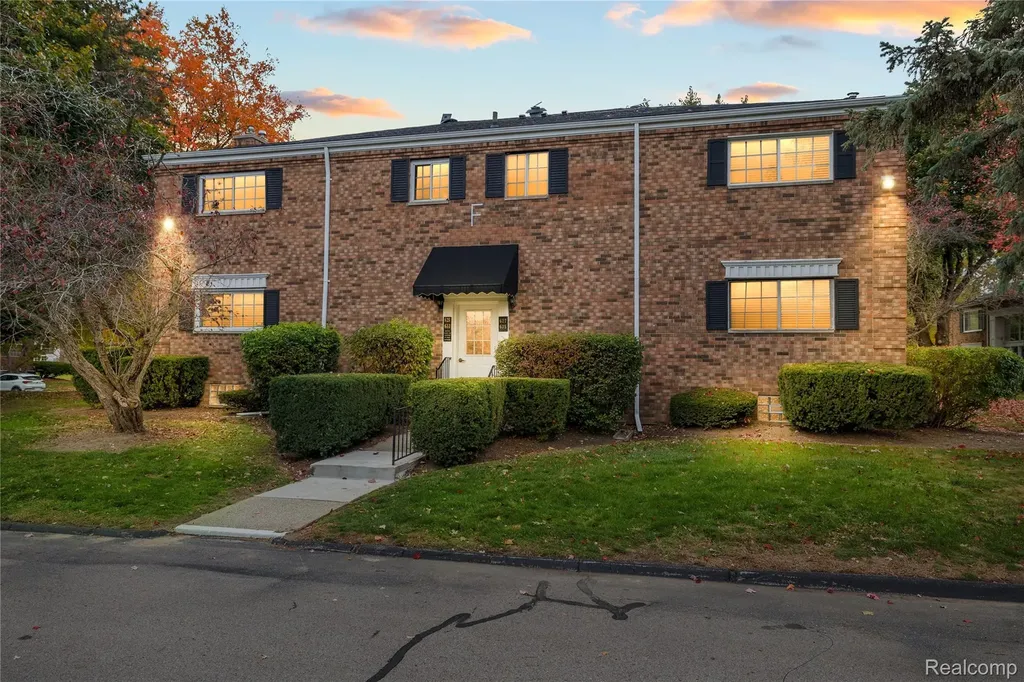 635 E Fox Hills Drive Bloomfield Hills City MI 48304