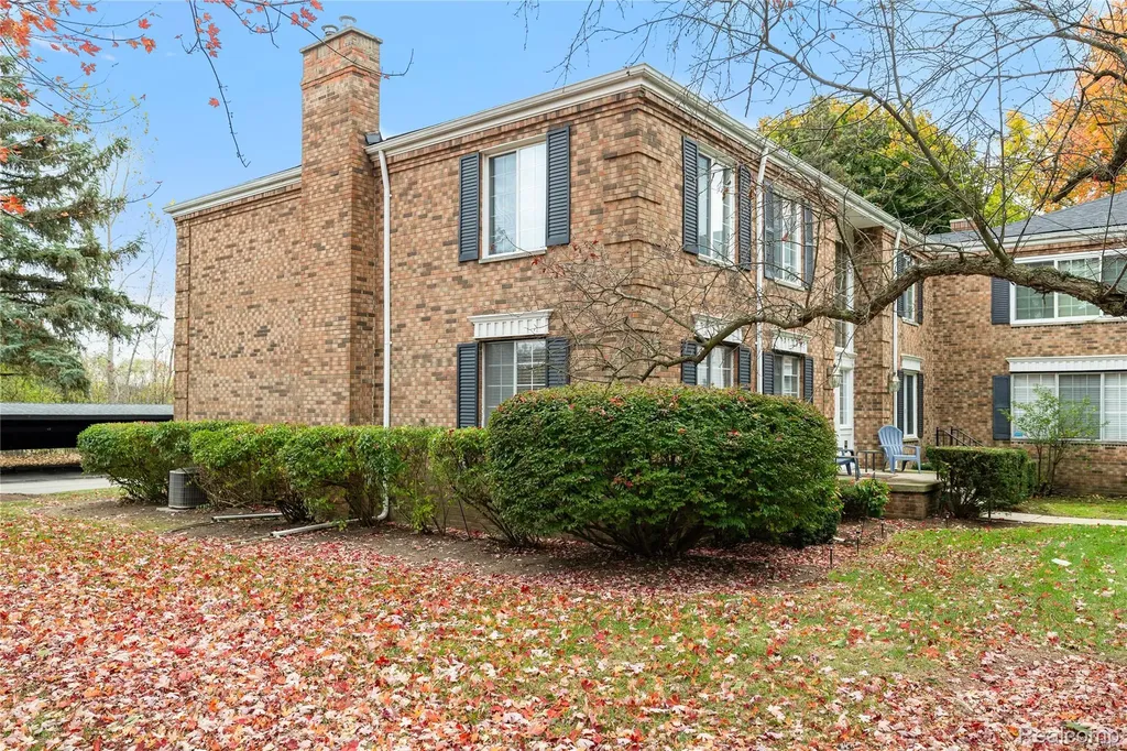635 E Fox Hills Drive Bloomfield Hills City MI 48304