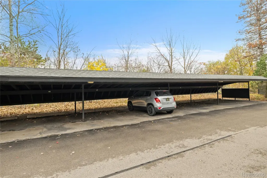 635 E Fox Hills Drive Bloomfield Hills City MI 48304