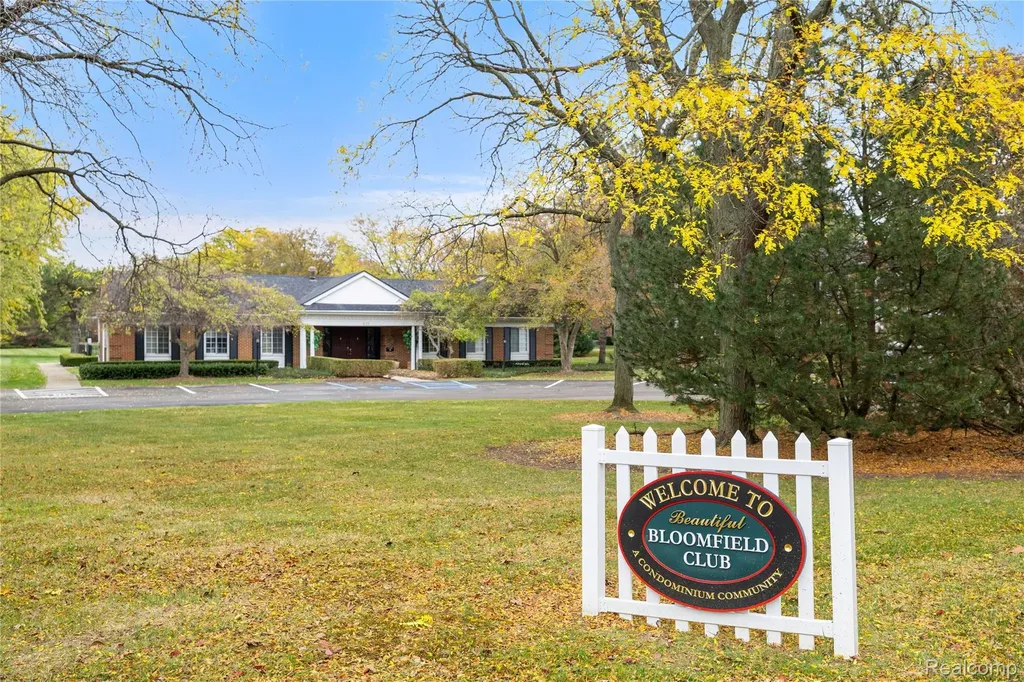 635 E Fox Hills Drive Bloomfield Hills City MI 48304
