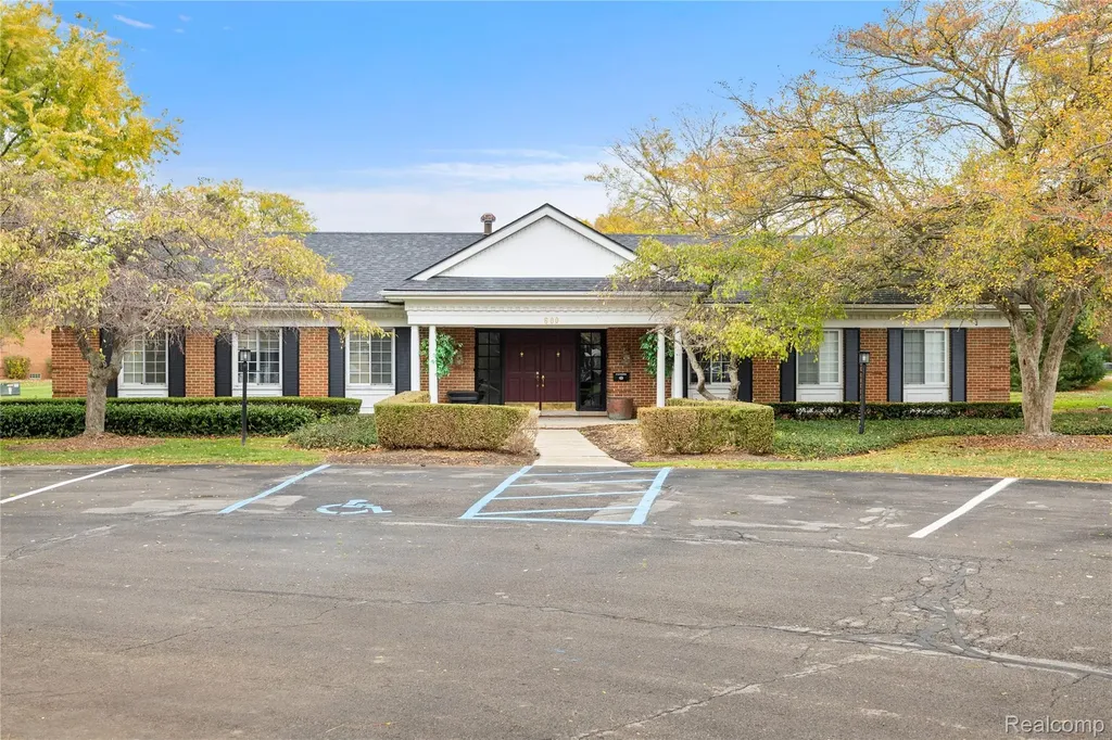 635 E Fox Hills Drive Bloomfield Hills City MI 48304