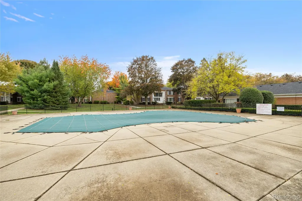 635 E Fox Hills Drive Bloomfield Hills City MI 48304