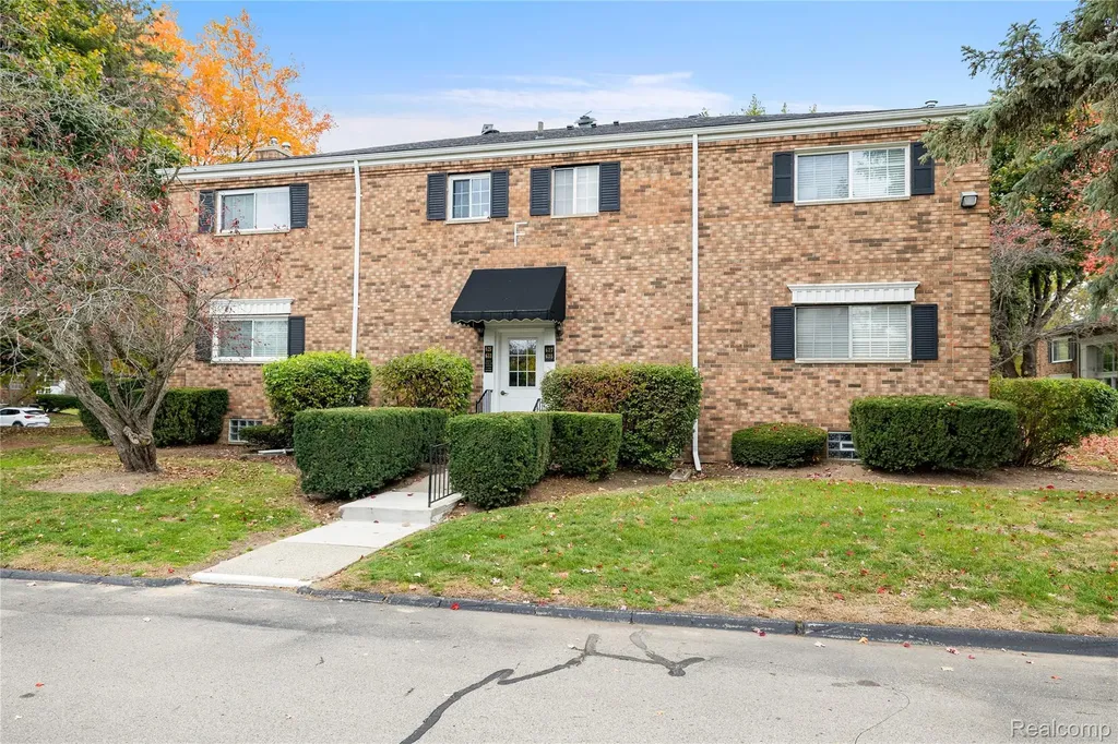 635 E Fox Hills Drive Bloomfield Hills City MI 48304