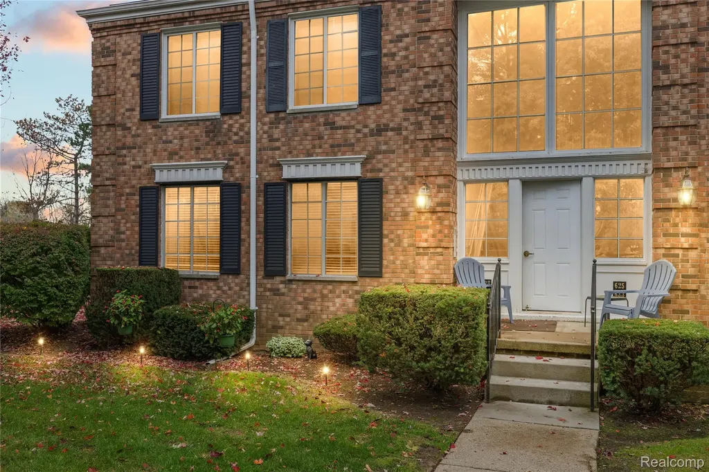 635 E Fox Hills Drive Bloomfield Hills City MI 48304