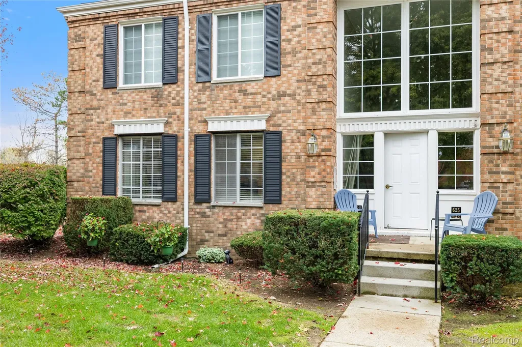 635 E Fox Hills Drive Bloomfield Hills City MI 48304