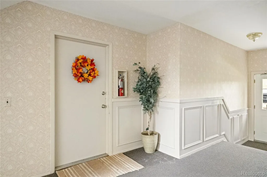635 E Fox Hills Drive Bloomfield Hills City MI 48304
