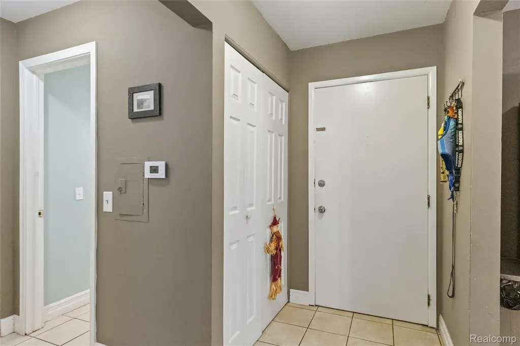 635 E Fox Hills Drive Bloomfield Hills City MI 48304