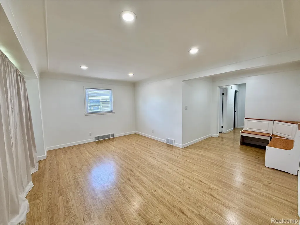 24684 Lambrecht Avenue Eastpointe City MI 48021