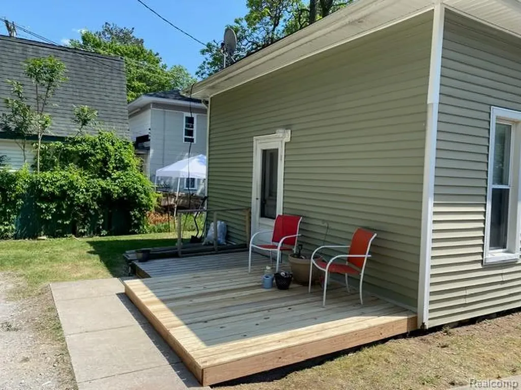 504 E Clinton Street Howell City MI 48843