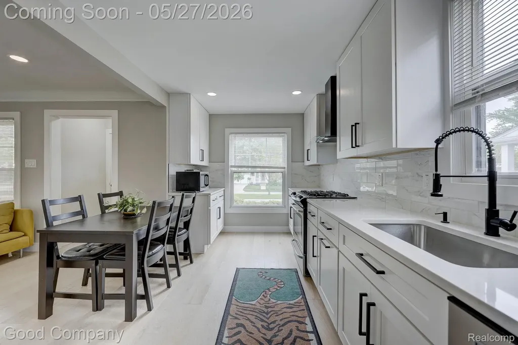 3269 Royal Avenue Berkley City MI 48072