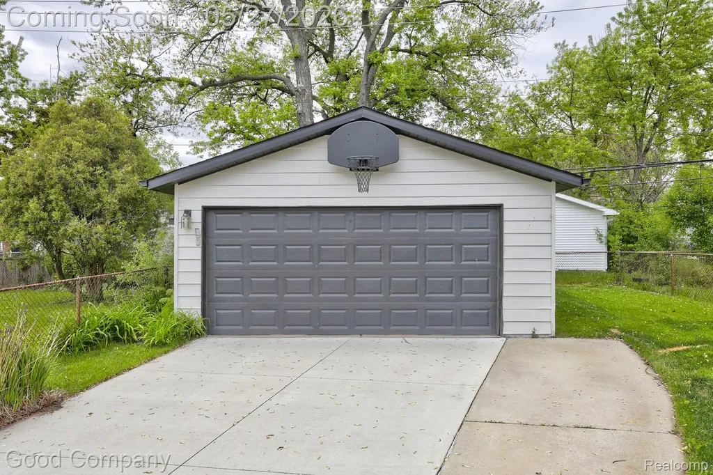 3269 Royal Avenue Berkley City MI 48072
