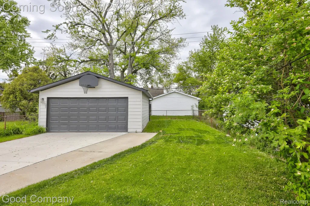 3269 Royal Avenue Berkley City MI 48072