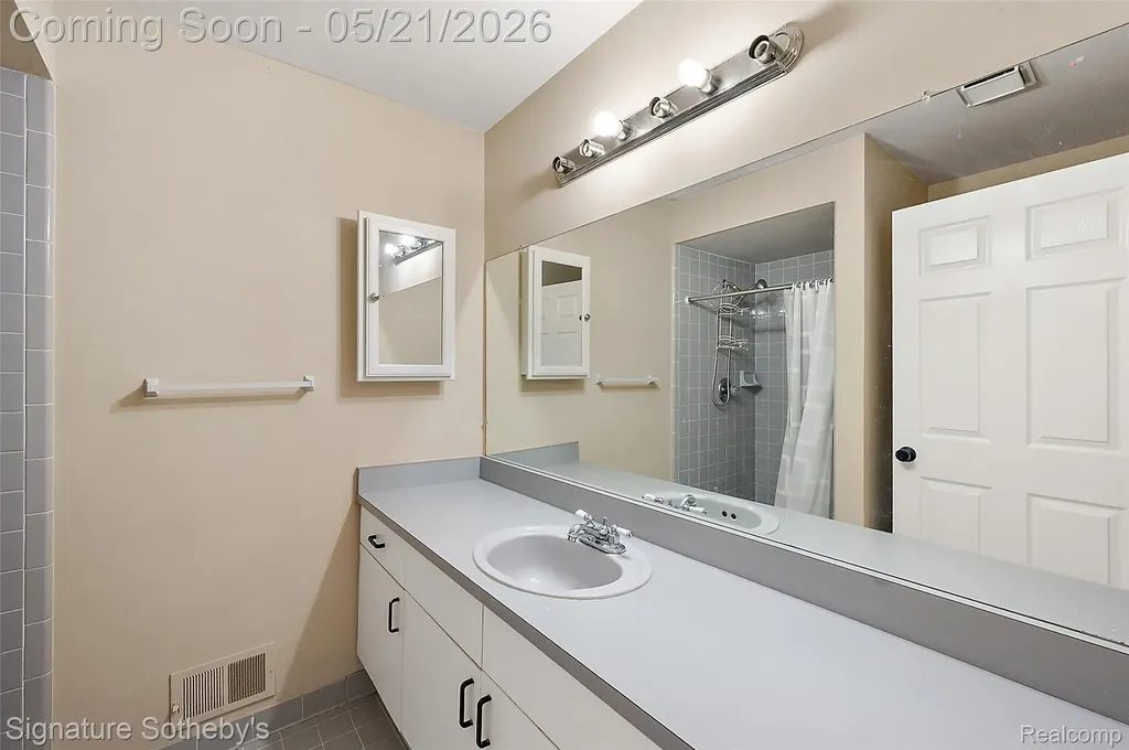 42280 Locklin Drive Sterling Heights City MI 48314