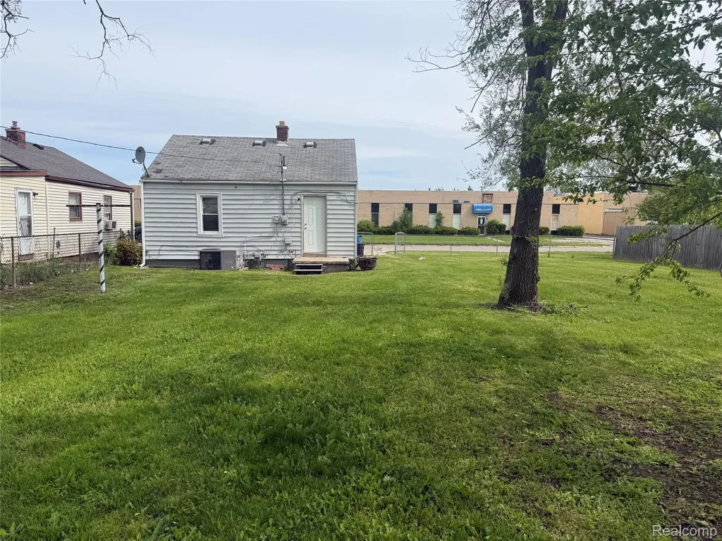2266 John B Avenue Warren City MI 48091