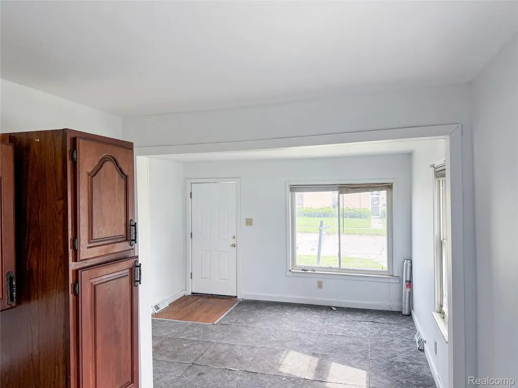 2266 John B Avenue Warren City MI 48091