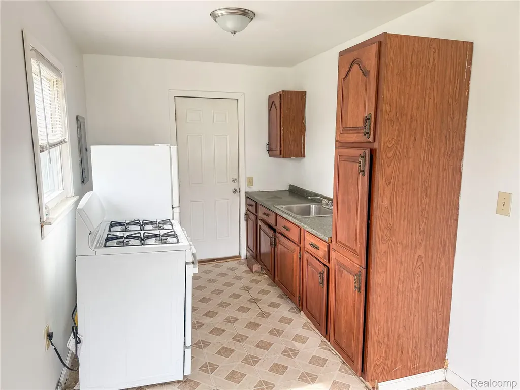 2266 John B Avenue Warren City MI 48091