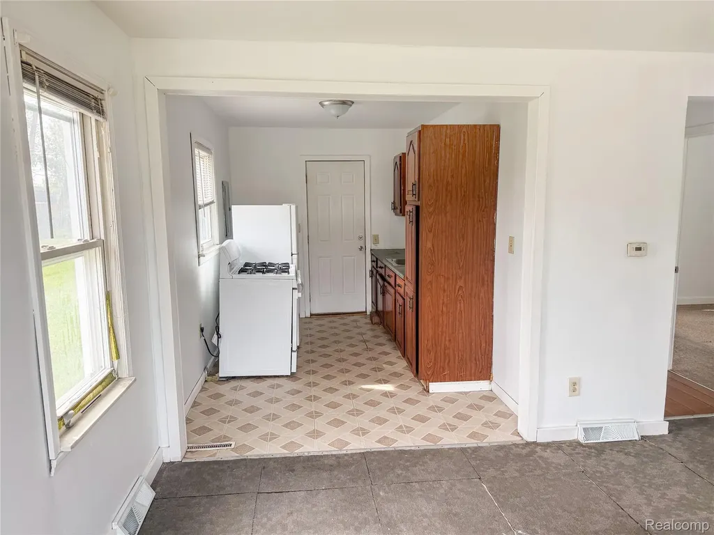 2266 John B Avenue Warren City MI 48091