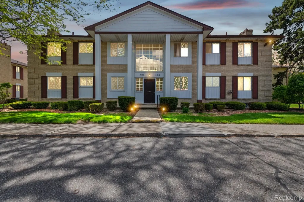 29296 Gloede Drive Warren City MI 48088