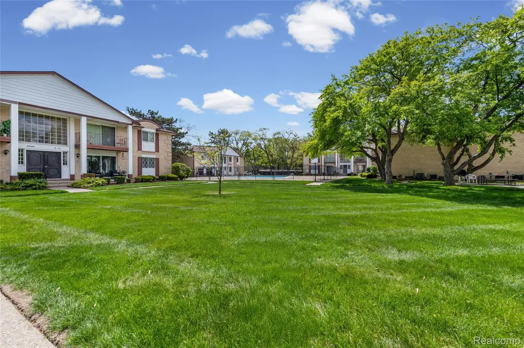 29296 Gloede Drive Warren City MI 48088