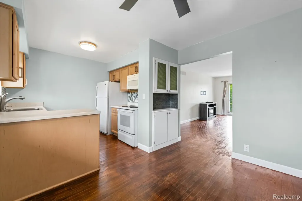 29296 Gloede Drive Warren City MI 48088