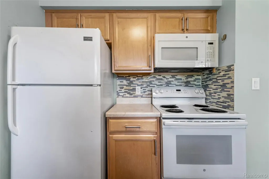 29296 Gloede Drive Warren City MI 48088