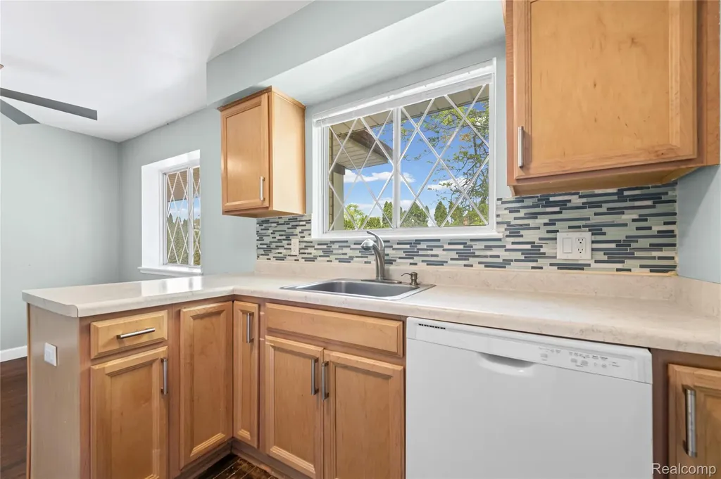 29296 Gloede Drive Warren City MI 48088
