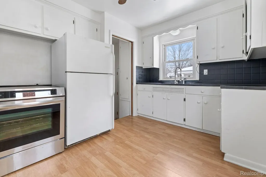 6690 Deering Street Garden City City MI 48135