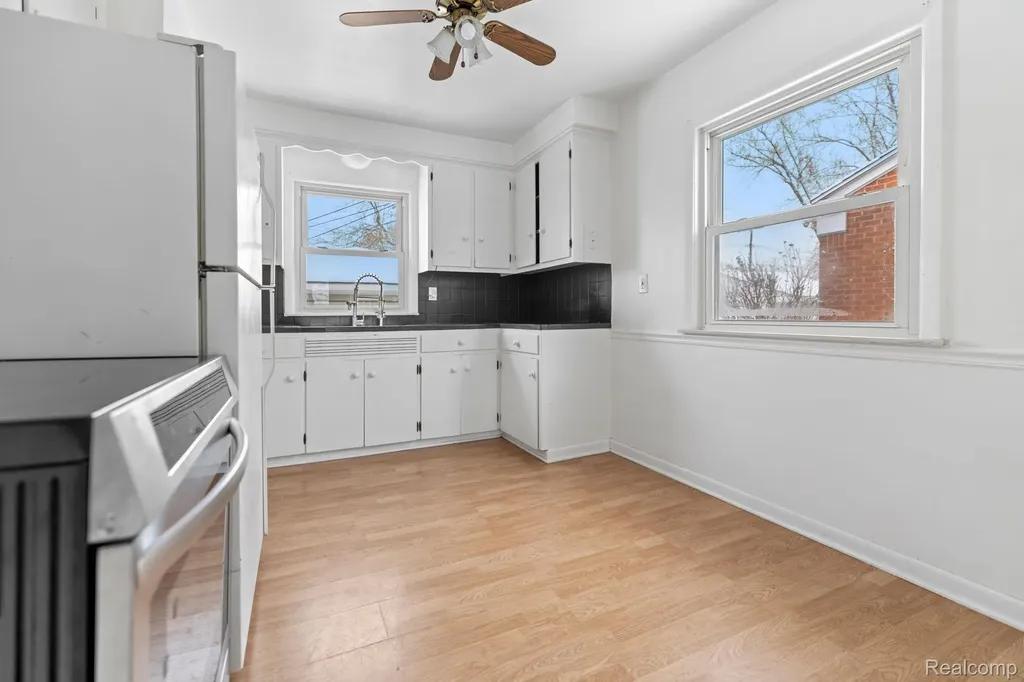 6690 Deering Street Garden City City MI 48135