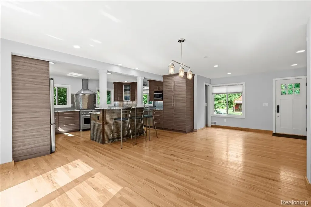 1350 Pettibone Lake Road Highland Charter Township MI 48356