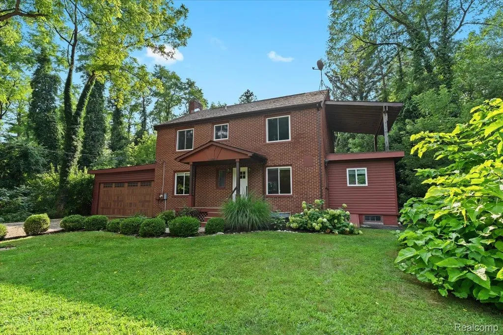 1350 Pettibone Lake Road Highland Charter Township MI 48356