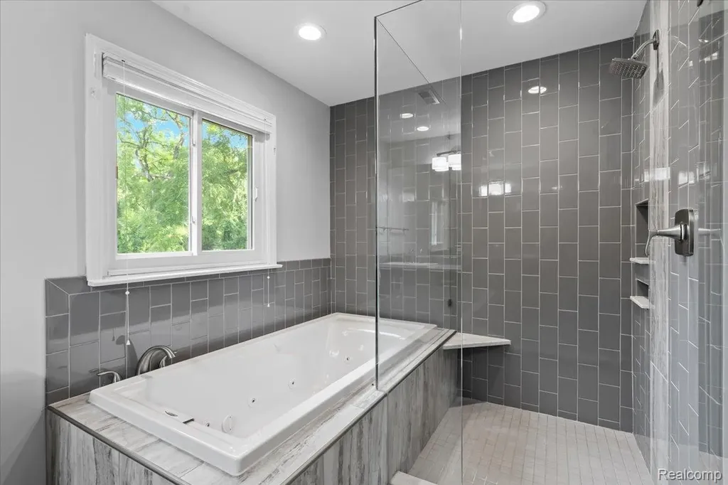 1350 Pettibone Lake Road Highland Charter Township MI 48356