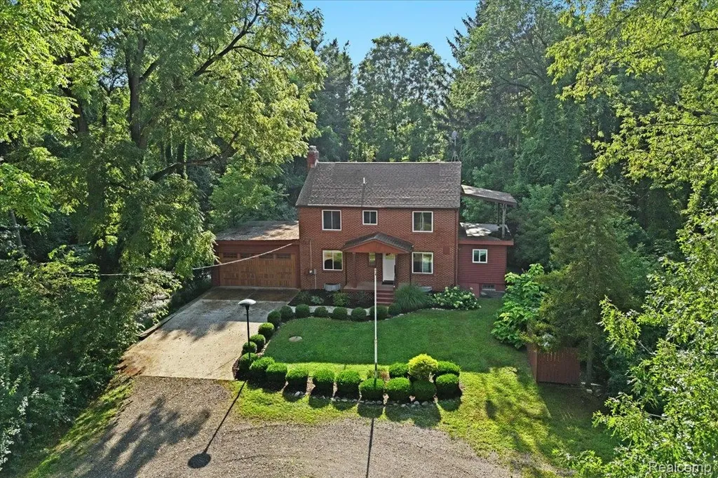 1350 Pettibone Lake Road Highland Charter Township MI 48356