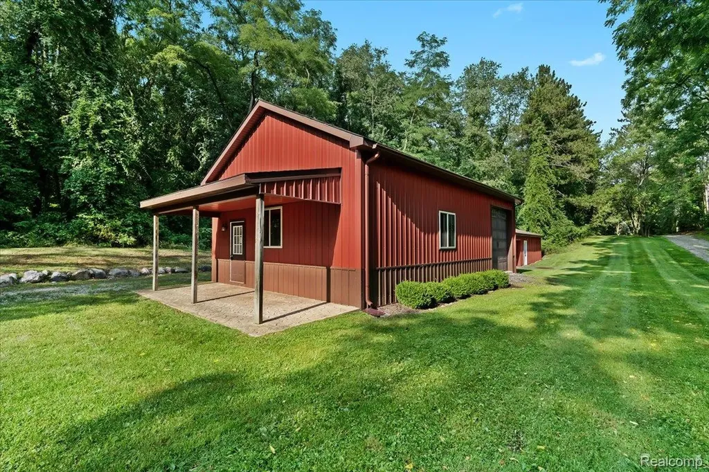 1350 Pettibone Lake Road Highland Charter Township MI 48356