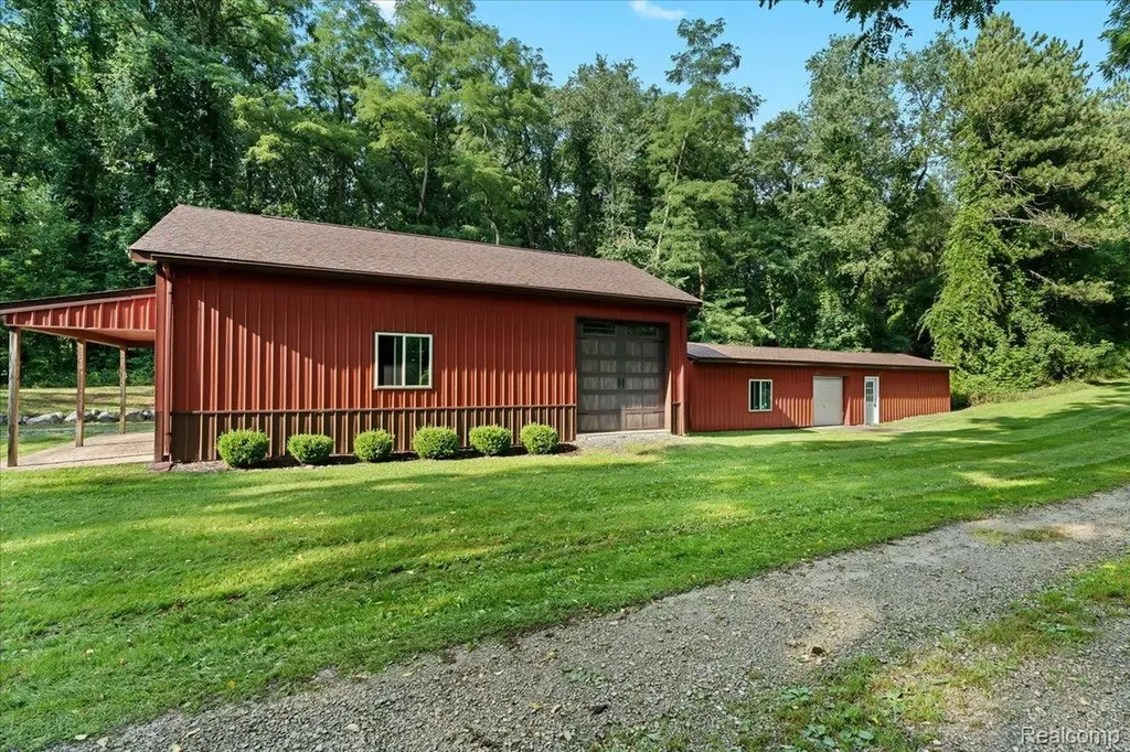 1350 Pettibone Lake Road Highland Charter Township MI 48356
